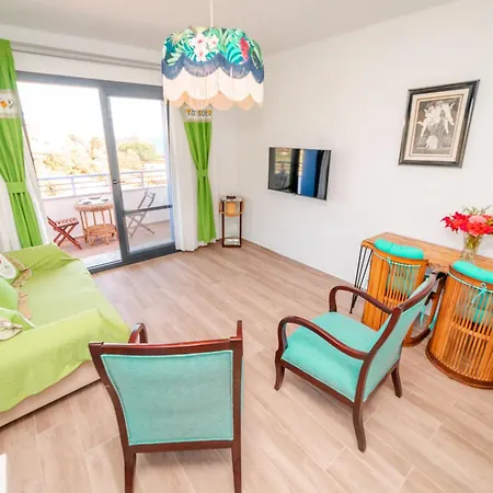 Mor Salkım Evi *